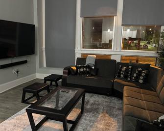 Modern Spacious Downtown 3Bedrms/3Baths Apt. w/parking- 5 mins from Penn Station - Baltimore