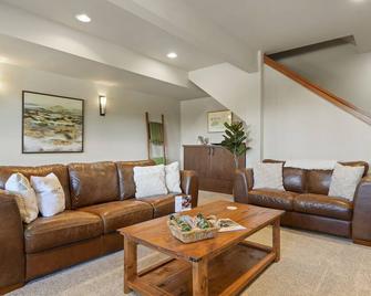 Shawnigan Hills Guest Suite - Shawnigan Lake - Living room