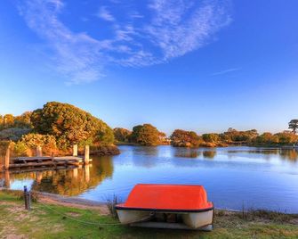 Stanley Lakeside Spa Cabins - Stanley - Outdoor view