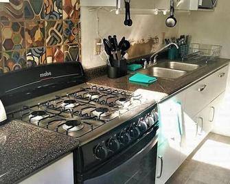 La Piedra, beautiful house with back yard at 2 blocks from the center - Tlaquepaque - Kitchen