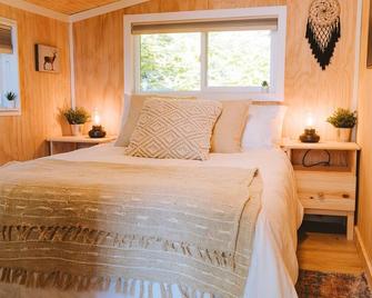 Kootenay Lakeview Retreats - Forest Cabin - Nakusp - Habitación