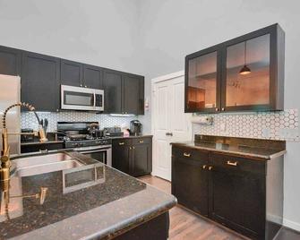 Condo in Midtown. One block from downtown. Minutes from Texas Medical Center - Houston - Kitchen