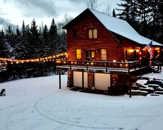 Rustic Spacious Cabin with Cozy Indoor and Outdoor in Maine - Greenville - Edificio