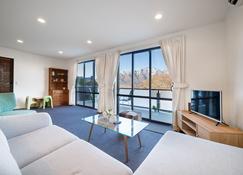 Goldfield Holiday Home - Queenstown - Living room