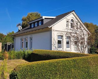 'Villa de Witt' vacation for up to 6 people in historic East Frisian flair - 우타르프 - 건물