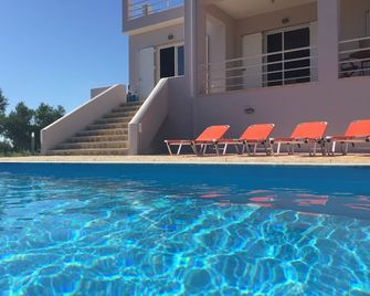 Villa Kamaria Luxury villa with private swimming pool, terraces, valley and sea views. - Foinikounta - Piscina