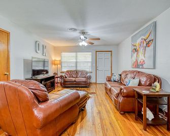 Vintage home in heart of OU country--uniquely decorated OK themed home--ATT wifi - Norman - Living room