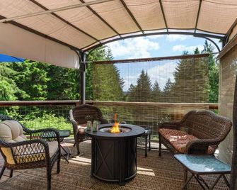 Hillside Deck Cottages: A cozy, rustic PNW retreat perfect for 4. - Junction City - Balcony