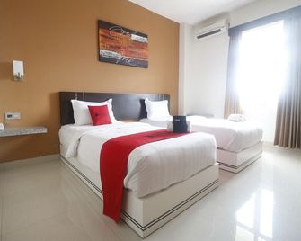 RedDoorz Plus near Universitas Negeri Makassar - Makassar - Bedroom