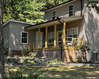 Water view 3-bedroom house in Camden with AC and WiFi walking distance to lake - Camden - Building