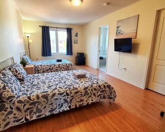 Master bedroom at YorkU with parking. Walk to subway - Toronto - Bedroom