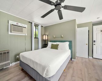 Cedarwood Inn - Hendersonville - Bedroom
