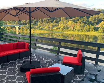Come stay in the beautiful endless mountains on the bank of the River. - Falls - Balcony