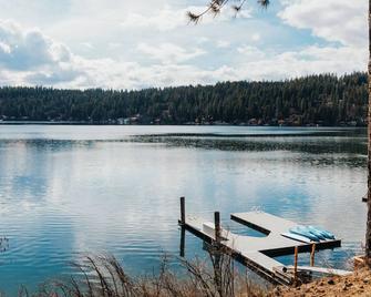lakefront home with private dock - Hayden - Habitación
