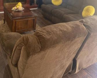Cozy Inviting Townhome - Norcross - Bedroom