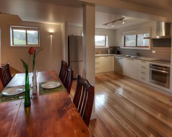 28 Gates Luxury Farmstay and Fishery - New Norfolk - Küche