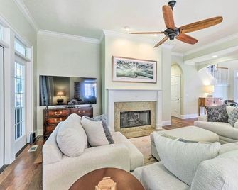 Entire home on Callawassie Island , Includes Golf, tennis and amenties for 2. - Okatie - Living room