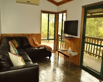 Diamond Forest Farm Stay - Pemberton - Living room