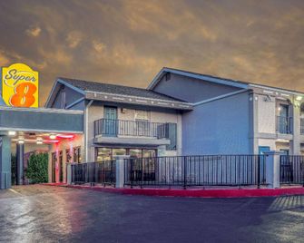 Super 8 by Wyndham Tulsa/Arpt/St Fairgrounds - Tulsa - Building