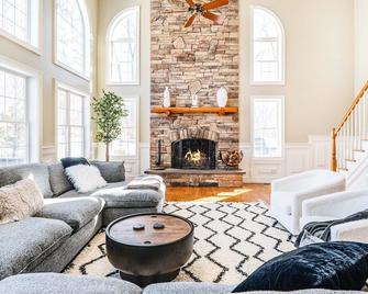 Hudson Valley getaway: hot tub/pool/home office/family friendly/75 min from NYC - Hopewell Junction - Living room
