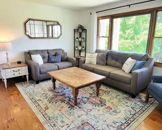 Mountain views on 7 acre lot, nearby hiking, game room! - Troutville - Living room