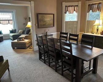 Charming 2-bedroom Home Near Downtown Beloit / Beloit College - Beloit