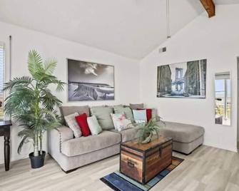 Casa Mingo-With A Beautiful Ocean View - Jamaica Beach - Living room