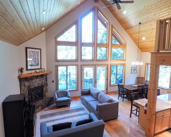 Mountain getaway with WI-FI, A/C - Yosemite West - Living room