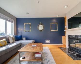 Gorgeous Queen Anne Townhouse - Rooftop Deck! - Seattle - Living room