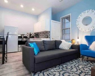 Convention - Free Parking - Short North -Queen Bed - Columbus - Living room