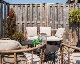 Historic 1 Bedroom Beach Loft - Boutique Styled, Beach, Lake, stay Drifter Lofts - Kincardine - Patio