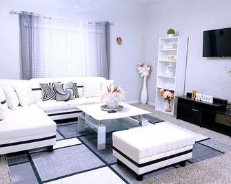 443 beautiful decor with sleeps 8 - Anna - Living room