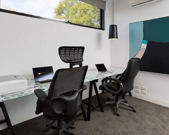 Lola Three Levels of Style with Rooftop Terrace - Melbourne - Business center