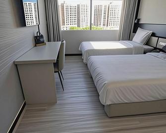 7 Days Hotel Xinyang Mall North Passenger Terminal - Lu’an - Bedroom