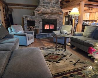 Waterfront Newfound Lake Spacious 4 Season Log Home near water's edge 5 Bedroom - Hebron - Sala de estar