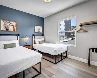 Two Bedroom - King in Master. Heart of Downtown Vista - Vista - Bedroom