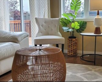 3 Bedroom Stylish Townhouse in a quite neighbourhood within town - Dawson Creek - Huiskamer