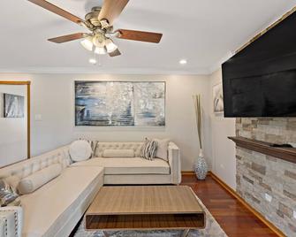 Munster Hideaway, near chicago. Luxurious Living fully Furnished to impress you! - Munster