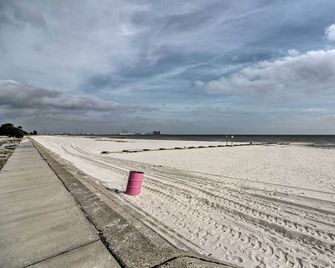 Gulfport Condo w/ Private Balcony - Walk to Beach! - Gulfport - Beach