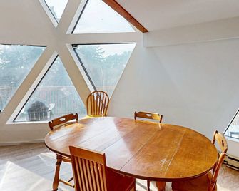 Unique Geodesic Dome Home With Wifi Deck & Lovely Views - 2 Dogs Ok - Otter Rock - Comedor