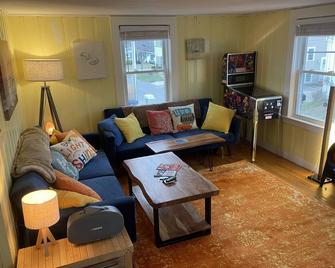 The StarFish - 2bdr/one bath, ocean view - Hampton - Living room