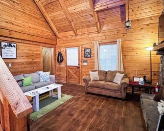 Shepherd's Den - Cozy cabin minutes to Callaway Gardens. Pet-friendly! - Warm Springs - Living room
