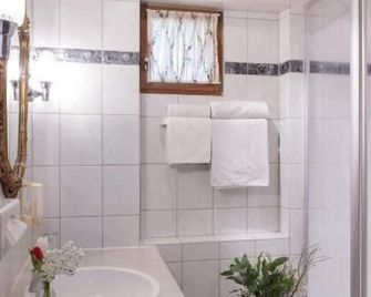 Romantik Landhotel 3Kronen - Adelsdorf