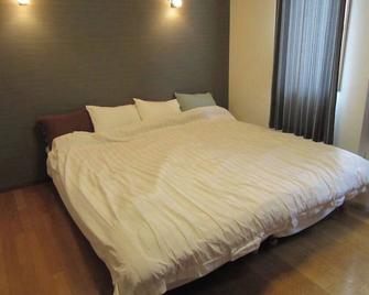 9 minutes to Shibuya! Quiet Green Retreat in Setagaya 5Br+ Luxury 150 Sqm, 2 Car - Mitaka - Habitación