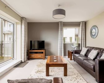 About Tern - 10-Minute Walk to Poole Quay, with Harbour Views - Poole - Living room