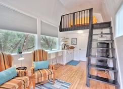 The Driftwoods - Orange Tiny House - Driftwood - Oturma odası