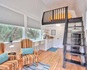 The Driftwoods - Orange Tiny House - Driftwood - Living room