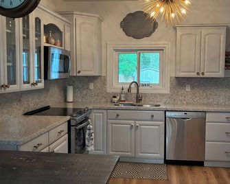 4 Bedroom Downtown Gem, Modern, Comfort, Fireplace, Huge Backyard, Steps to Lake and Broadwalk - Temiskaming Shores - Kitchen