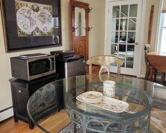 Private 2000 sq ft 2 bedroom suite, sleeps 6 with pool and panoramic lakeview. - Watkins Glen - Dining room