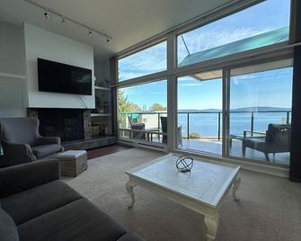 Inn Of The Sea - Stunning Views~ Oceanfront Pool & Hot Tub, Private Dock - Ladysmith - Living room